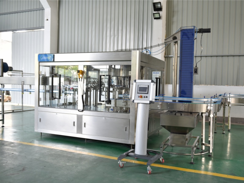 Machine de remplissage et d\'emballage de boissons lactées